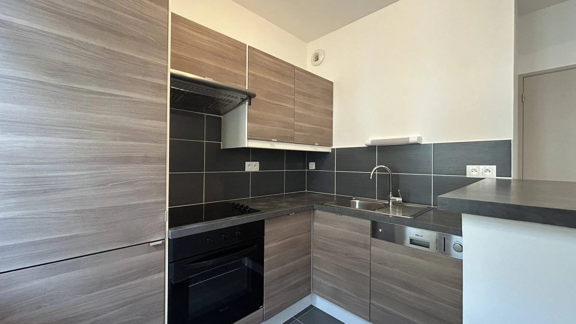 À vendre : Charmant appartement en duplex, avec une grande chambre et des rangements, à deux pas des commodités