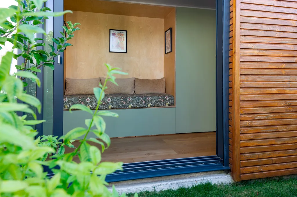 Entrée de l’extension en bardage bois dessinée par AKIKO ARCHITECTURE à Bègles — une façade élégante et sobre, pensée pour s’intégrer parfaitement dans l’environnement existant