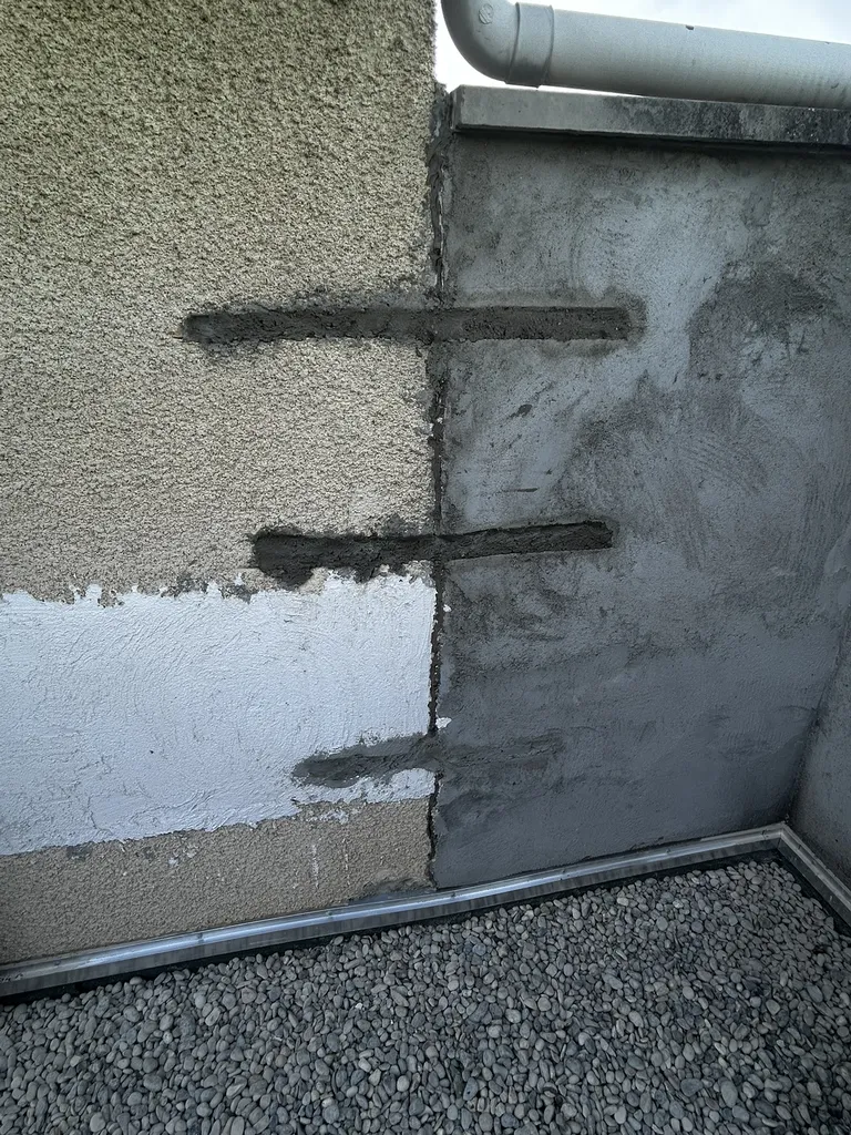 Opération de bouchage au mortier à retrait compensé pour enrober les agrafes métalliques, lisser le support et imperméabiliser la façade.