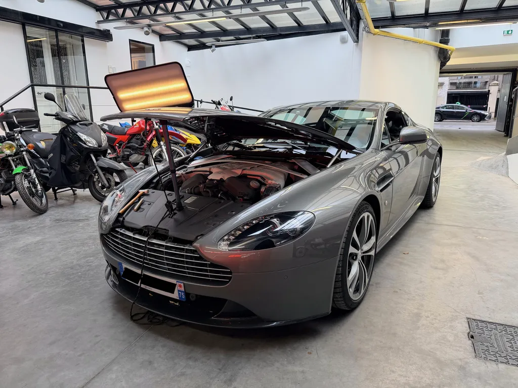 Débosselage sans peinture sur capot avant aluminium d'une Aston Martin à Rueil-Malmaison (92) - Interventions à domicile