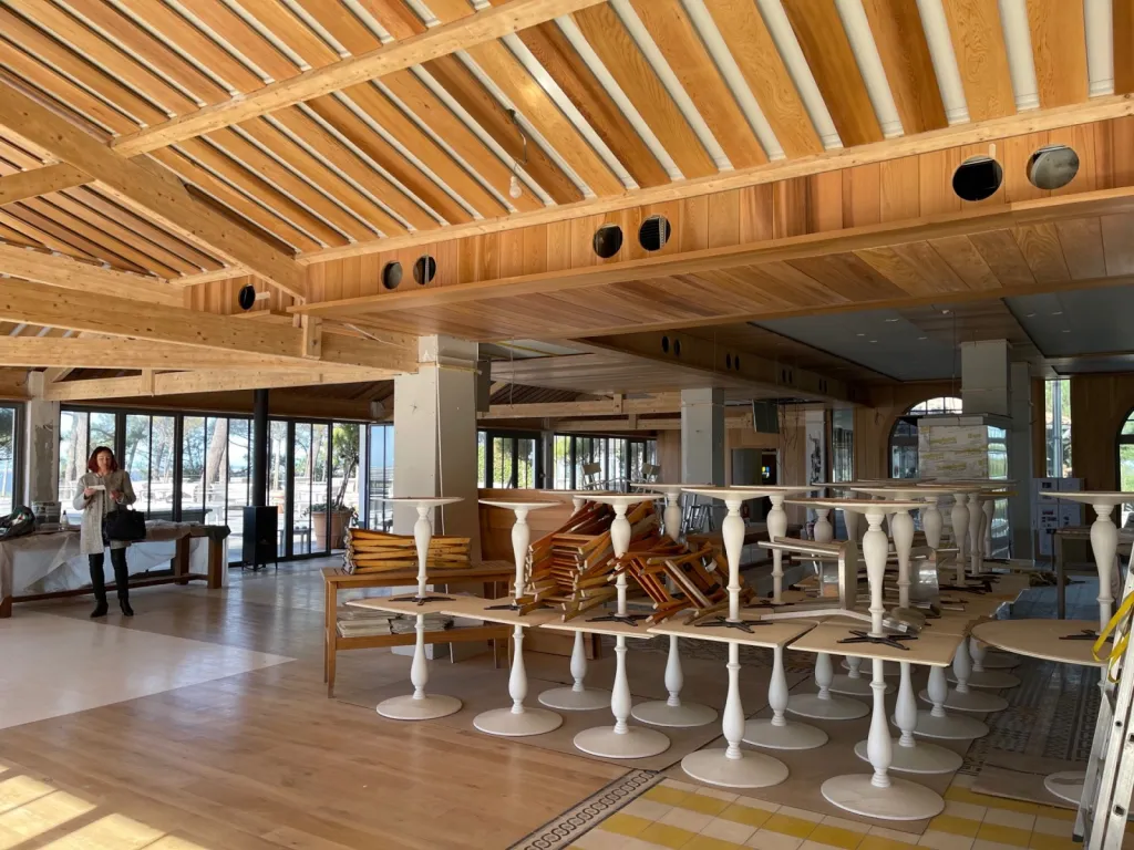 Rénovation en bois de l'intérieur du restaurant La co(o)rniche à Pyla sur Mer