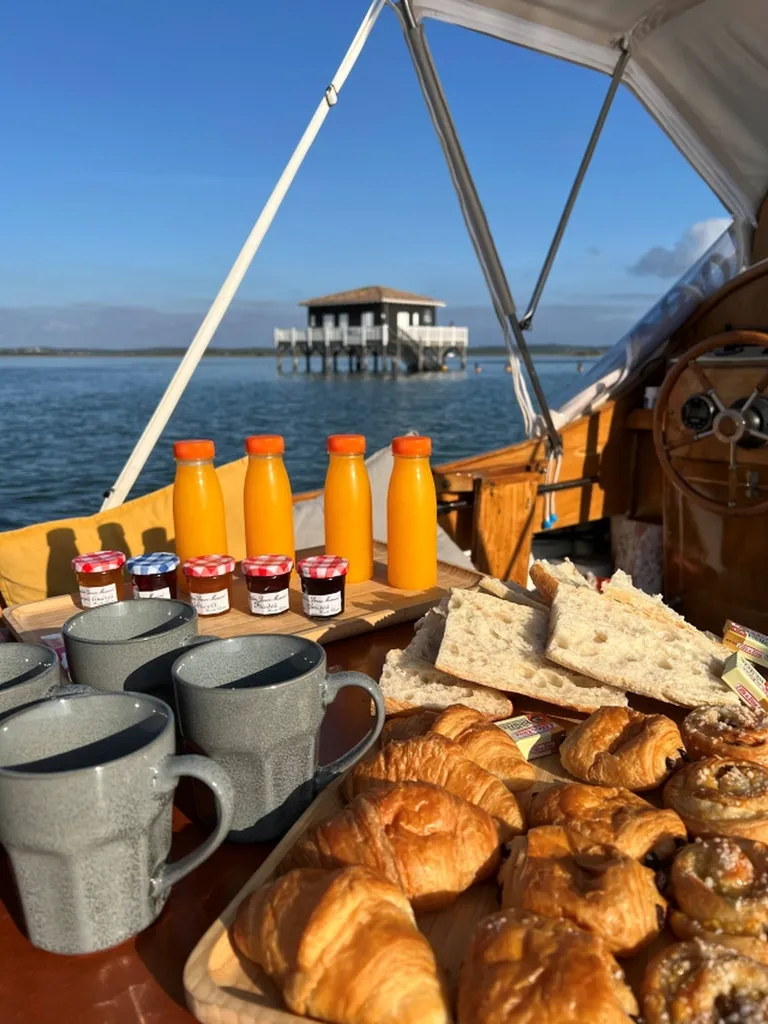 Savourez un petit-déjeuner complet face aux cabanes tchanquées de l'île aux oiseaux pour un réveil magique.