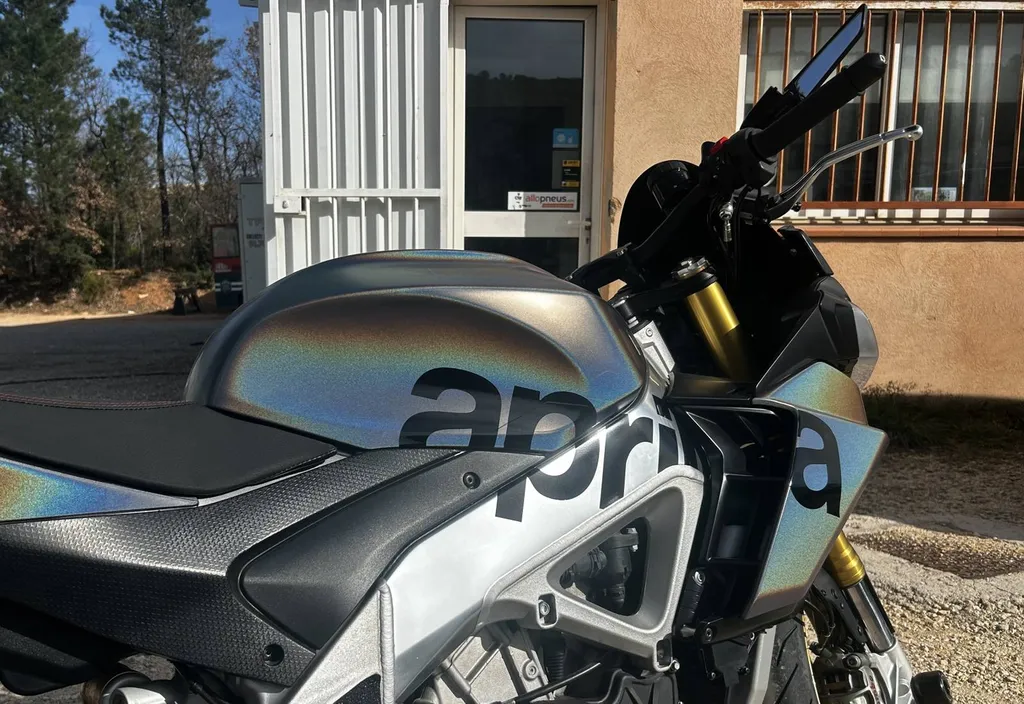 pose d'un covering sur une moto dans le var