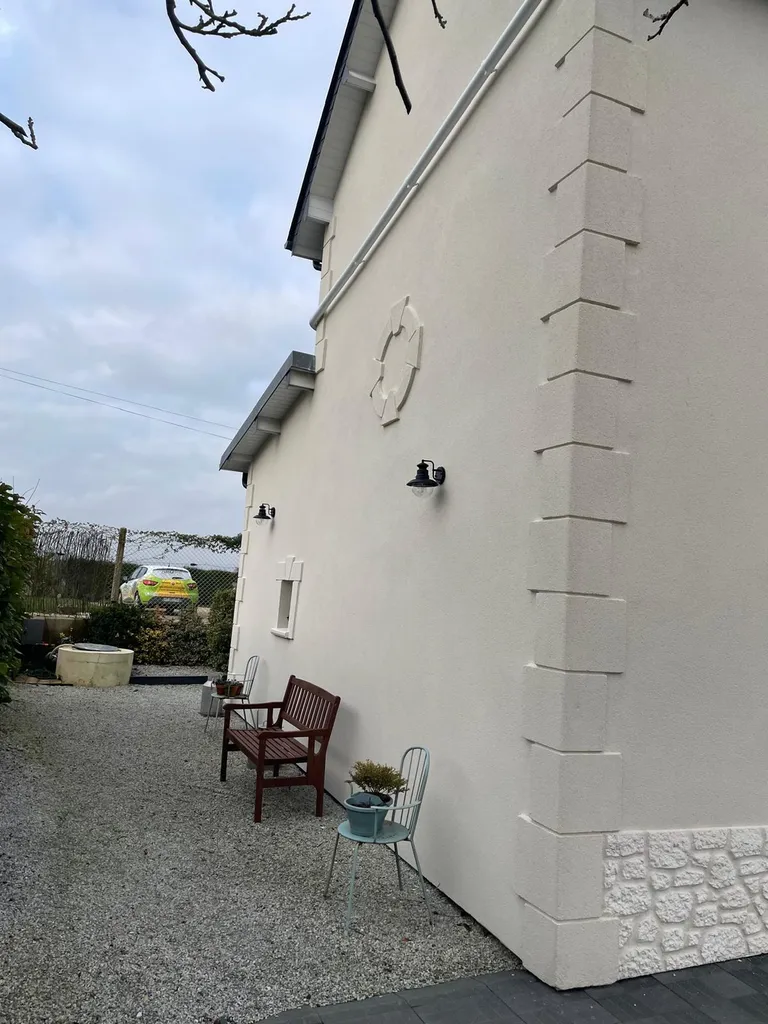 Ravalement à la chaux, modénatures et soubassement aspect pierre