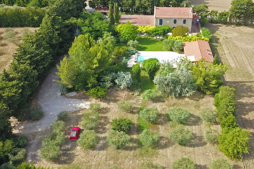 Pernes les Fontaines, Mas en pierres rénové avec piscine à proximité d'un village   