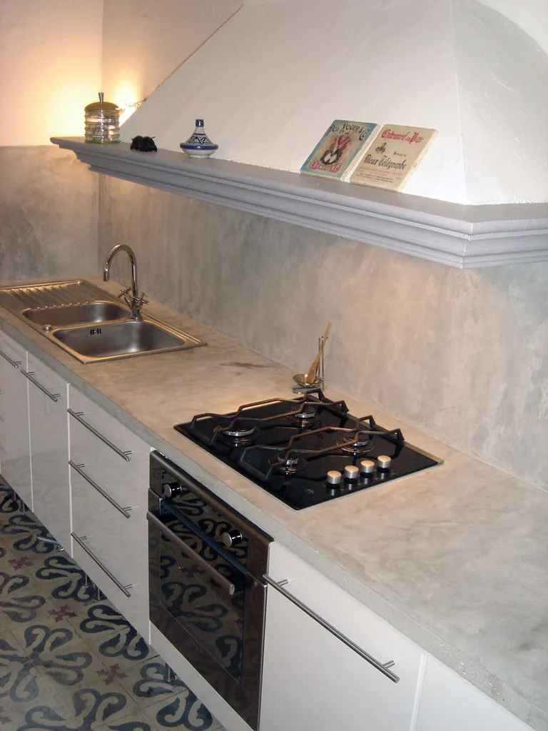 Plan de travail et crédence de cuisine en béton lissé