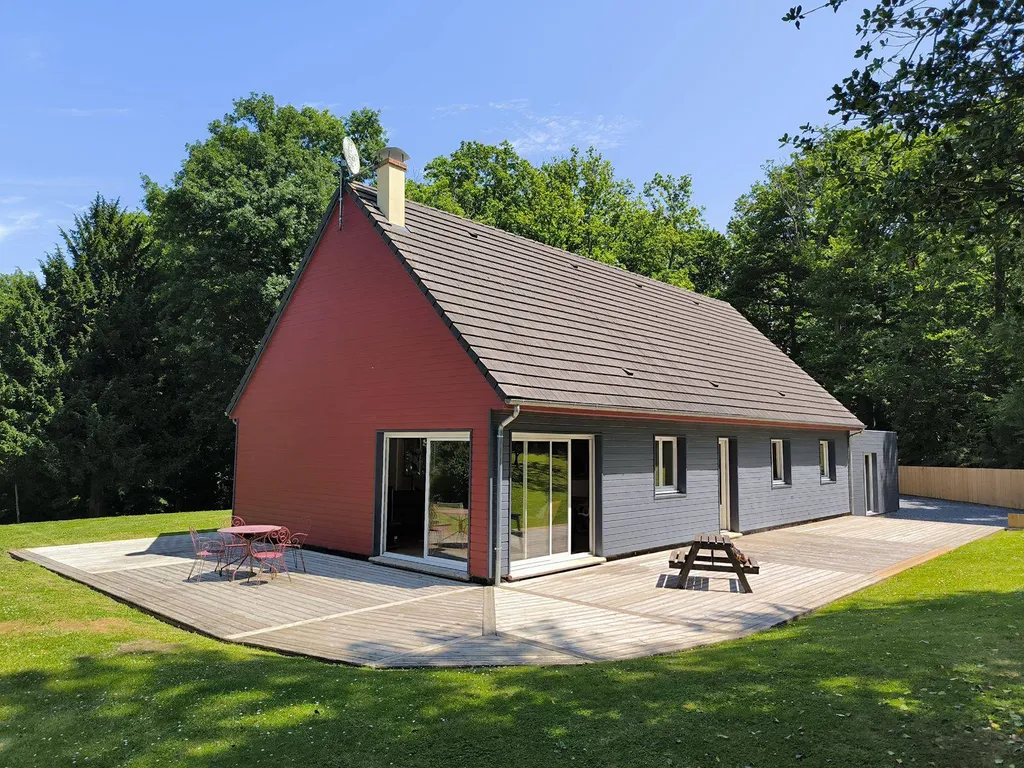 A VENDRE - A 15 MINUTES DE PONT-AUDEMER, MAISON OSSATURE BOIS DE 131 M² AVEC VUE SUR LA VALLEE DE LA RISLE, GARAGE ET TERRAIN BOISE DE 3224 M².