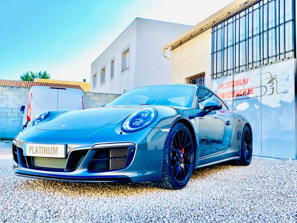Réparation carrosserie Porsche 991 GTS  remise en état des jantes noir satiné et pares chocs avec Platinum Carrosserie Carnoux