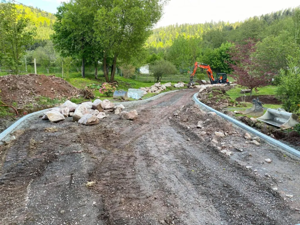 Préparation pour pose d'enrobé pour une maison individuelle à Saales, près de Schirmeck. 
