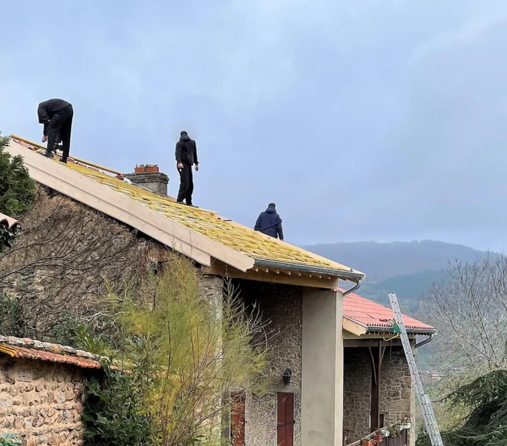 Mise en place du litage sur toiture après isolation pour assurer la fixation des tuiles et la ventilation de la couverture