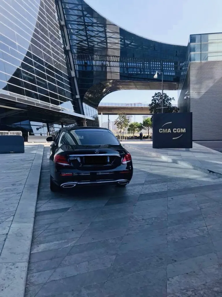 Commander à l'avance ou en instantané votre chauffeur privé VTC ou taxi privé pour un transfert CMA CGM / Aéroport