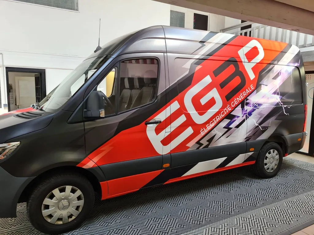 Covering publicitaire sur une flotte de véhicules utilitaires dans l’Ain en Auvergne-Rhône-Alpes