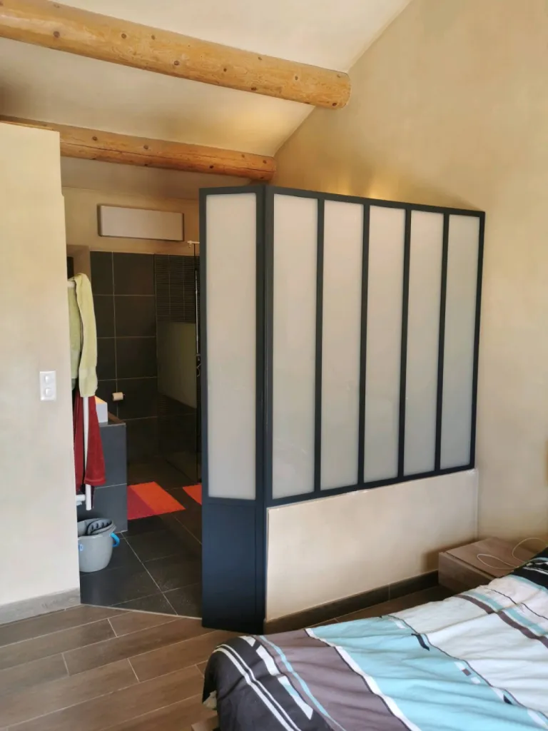 Fabrication personnalisée d'une verrière type atelier à Maussane Les Alpilles