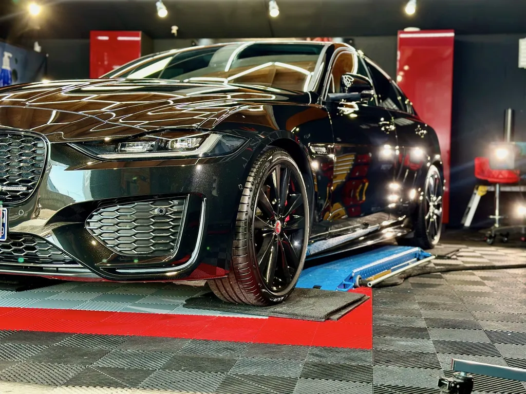 spécialiste du traitement céramique du Lyon et sa région . protection carrosserie Jaguar XE