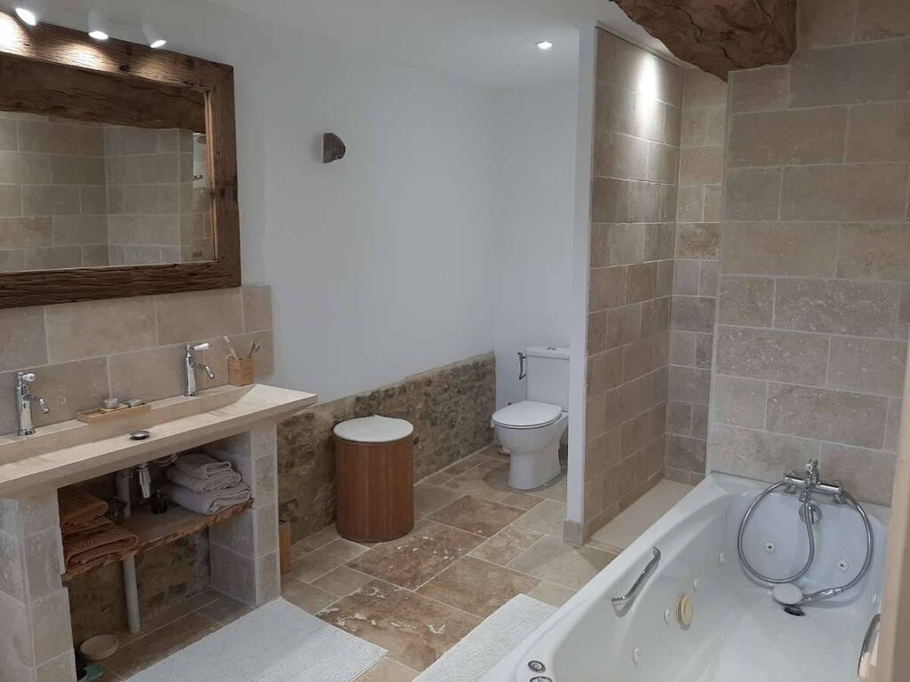 Vends, cette magnifique Propriété Normande, à 10 minutes de Pont l'Evêque, sur plus de 16 hectares de terrain.