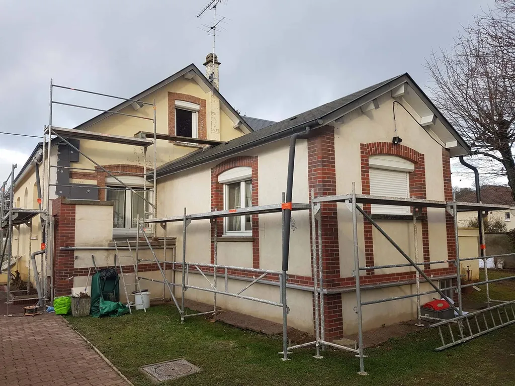 Isolation de maison contemporaine par l'extérieur avec ravalement de façade à Le-Mesnil-le-Roi proche de Maisons-Laffitte 78