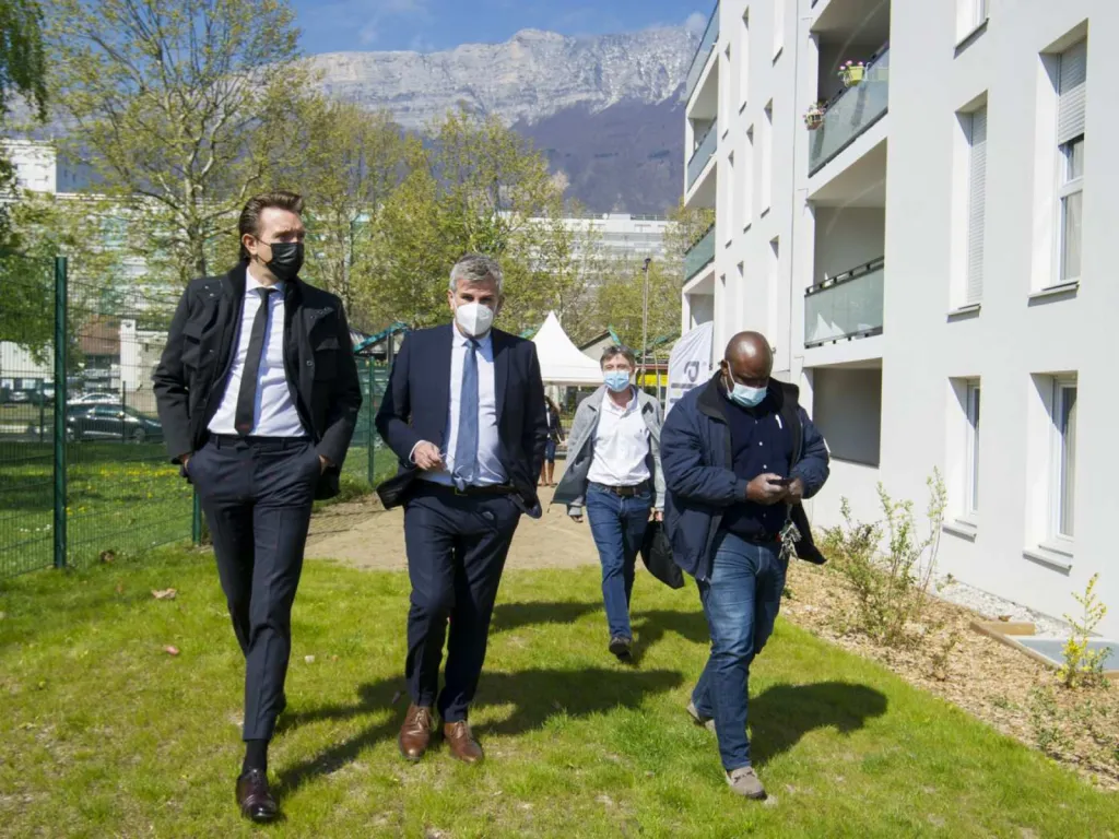 Reportage photographique événementiel inauguration de la Résidence D'Clic Pont-de-Claix discours Hervé Legros visite les jardins