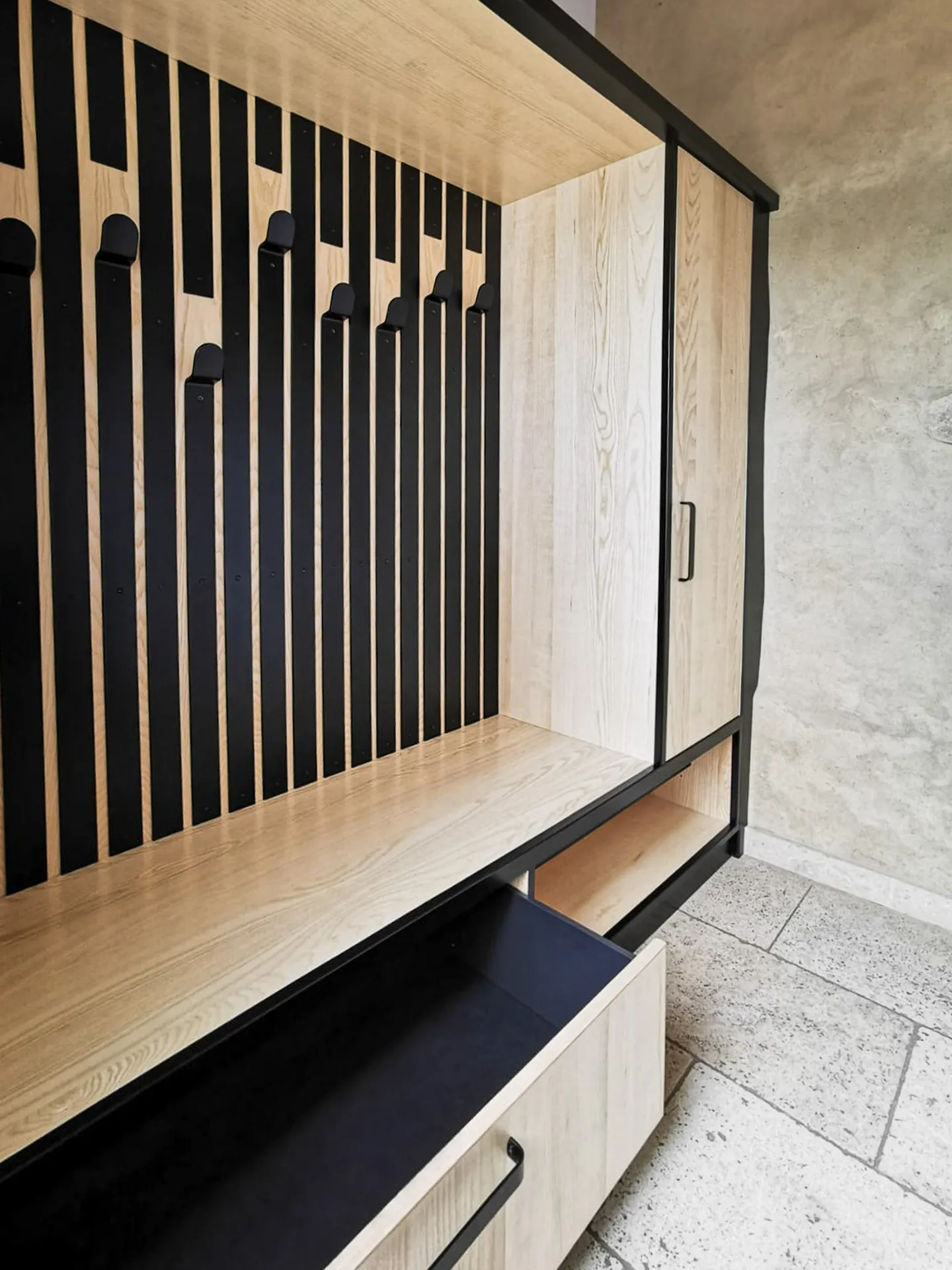 meuble d’entrée avec porte-manteau sur mesure et rangements intégrés à Sampzon