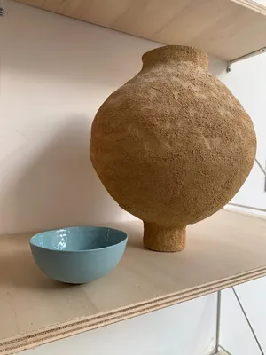 Vase en porcelaine artisanale haute finition pour décoration intérieure à Marseille et alentours