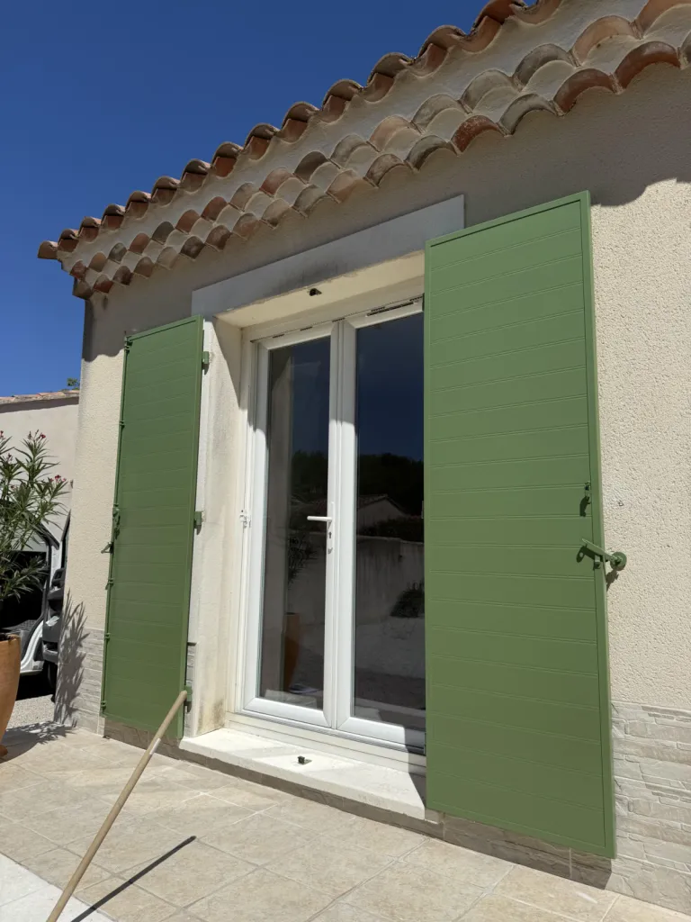 Installation de volets battants en aluminium