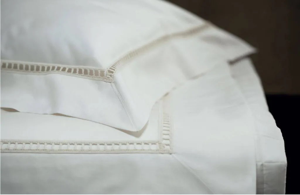 L'élégance, le raffinement de la maison Italienne de tissus et linge de maison de luxe Mastro Raphael chez Sacha le Concept Store du Luberon.