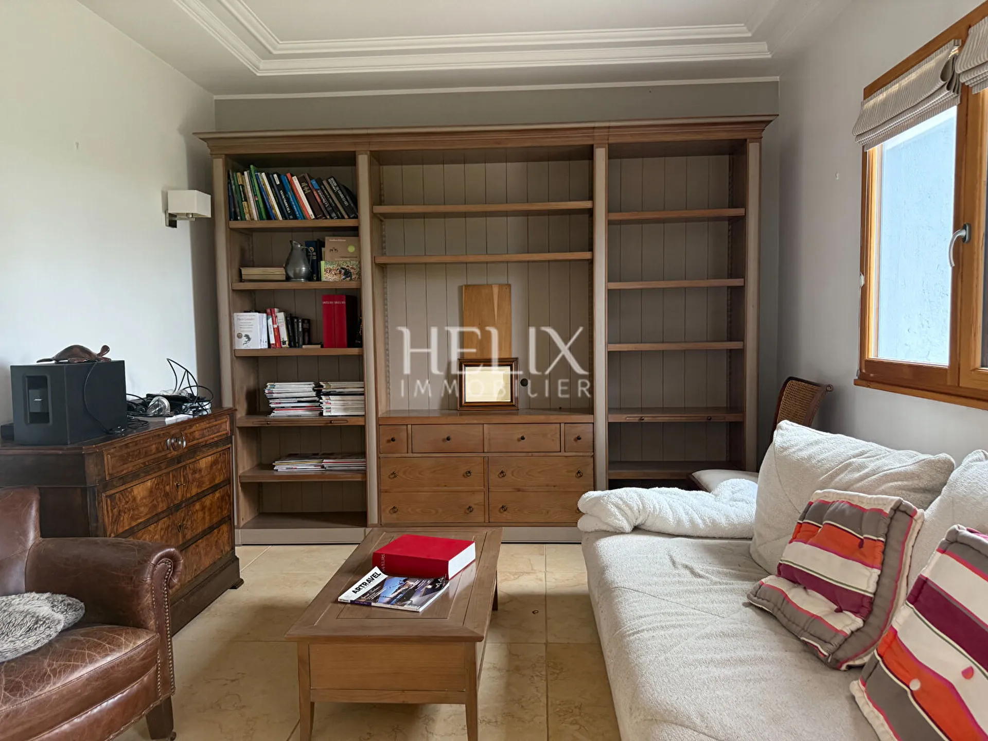 Très belle propriété en parfait état située au village de Villennes sur Seine avec une grande piscine et un jardin de 4300M²