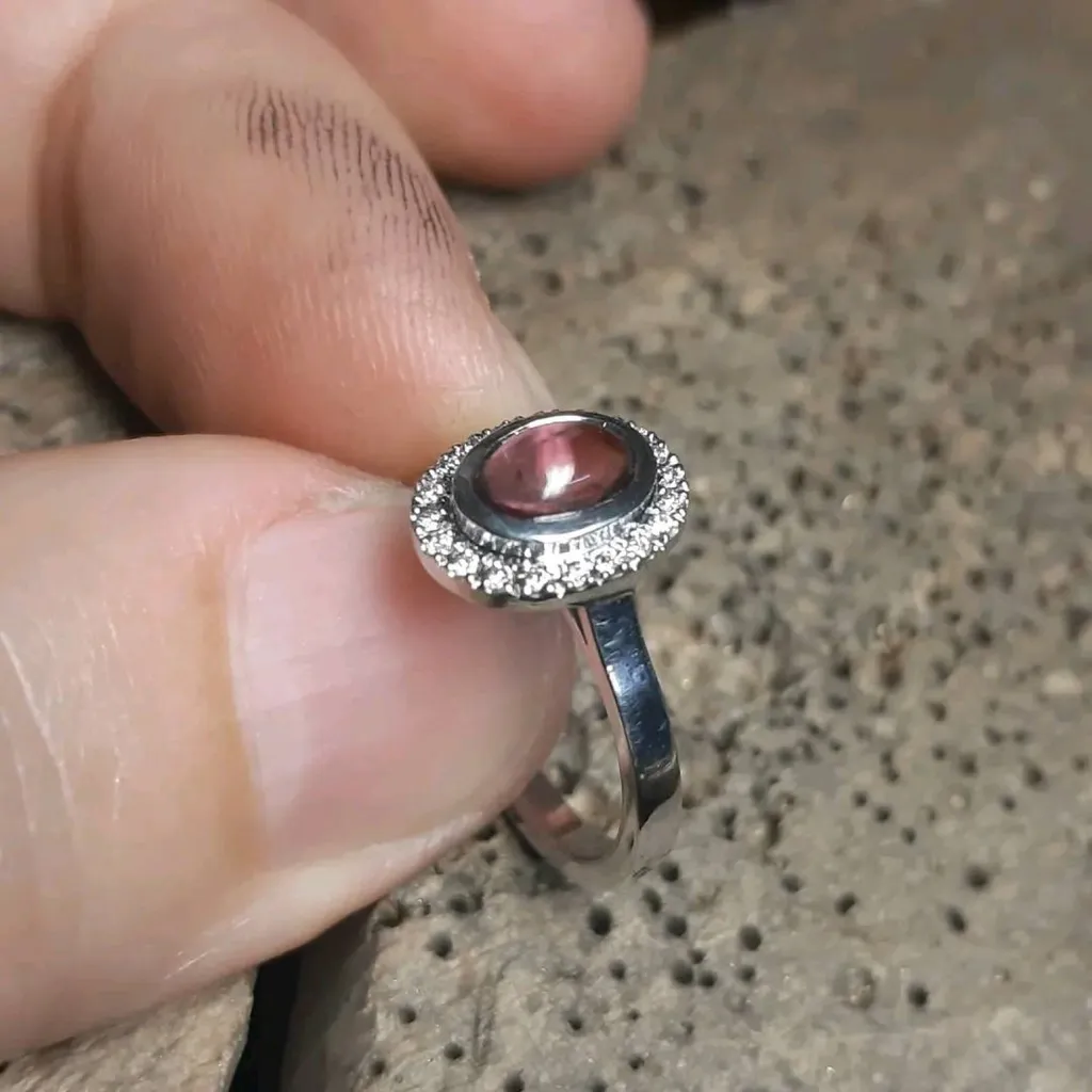 Création d'une bague de fiançailles pour femme en or gris 18 ct et diamants à Bordeaux