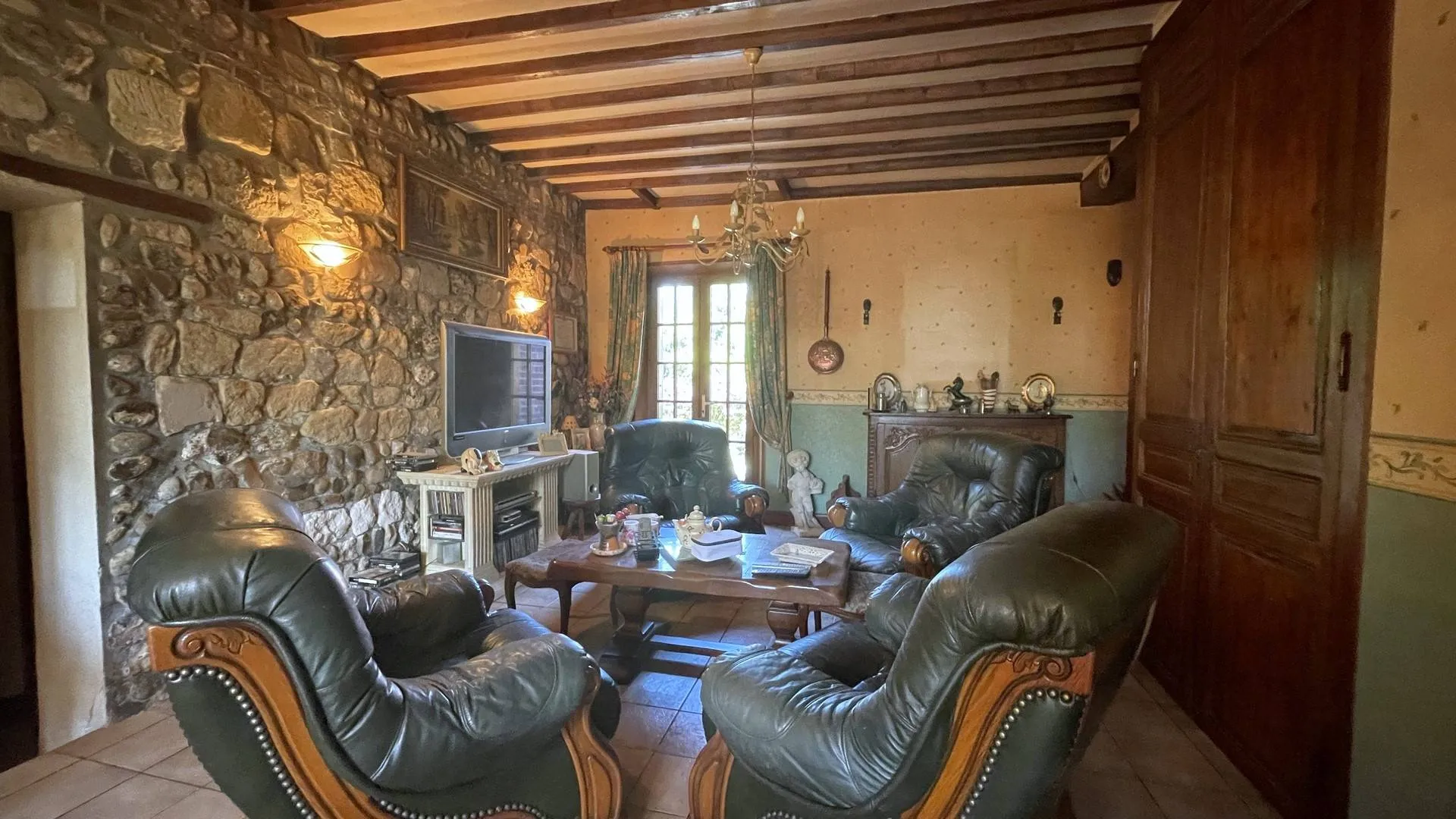 Maison à vendre avec chambre en rez-de-chaussée** : Couloir desservant une pièce pouvant être une chambre, une salle d’eau et un WC indépendant.