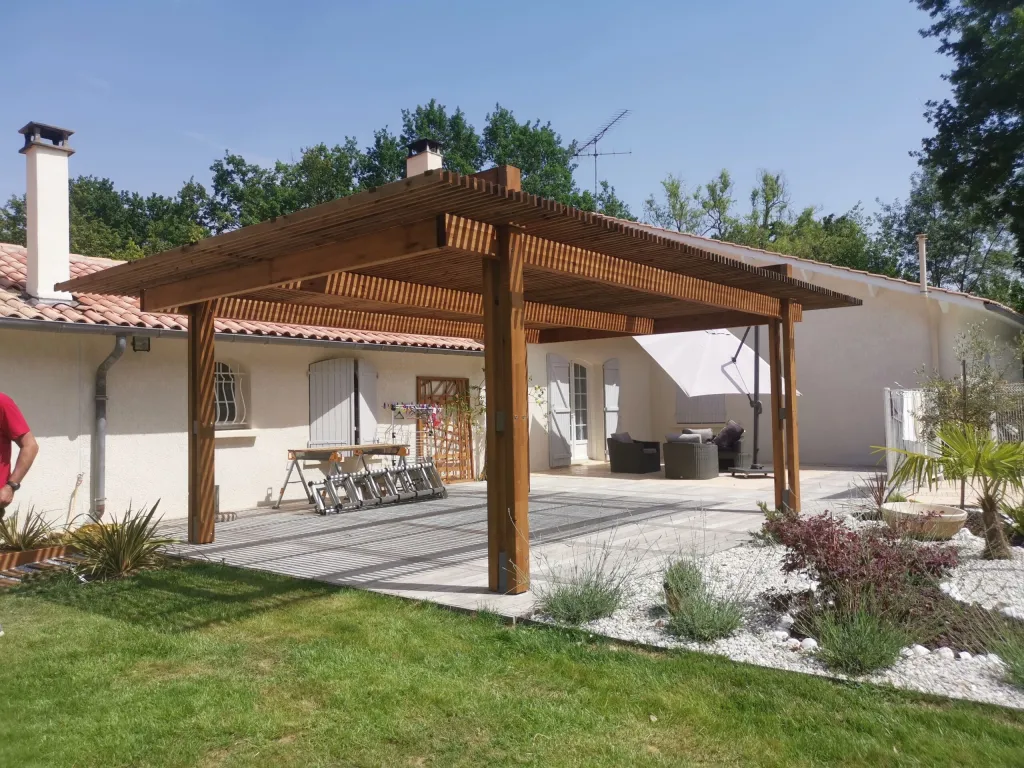 Aménager un espace salon extérieur sous pergola autoportée à Caussade