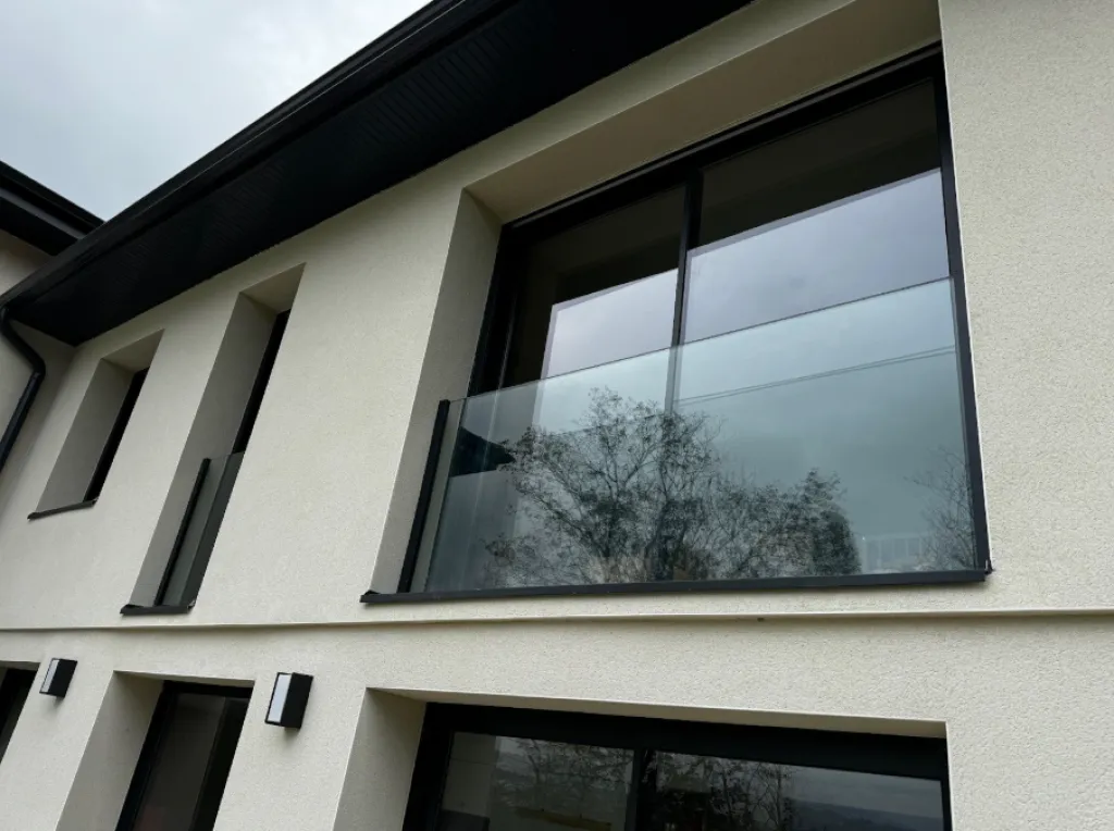 Fourniture et pose de garde-corps de baies vitrées avec pose en tableau à Fontaines sur Saône prés de Lyon