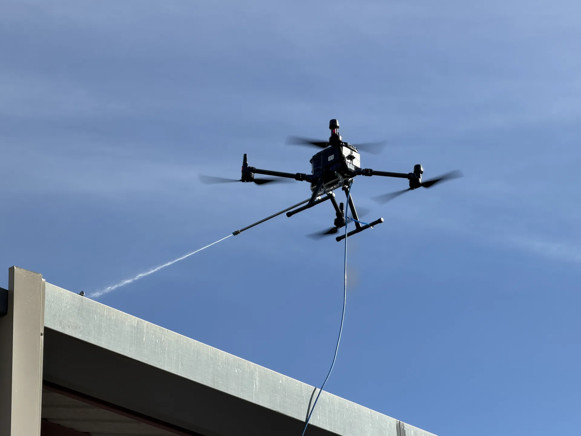 Solution de nettoyage de façades et bardages par drone pour syndics, collectivités et sites industriels à Béziers dans l'Hérault en Occitanie