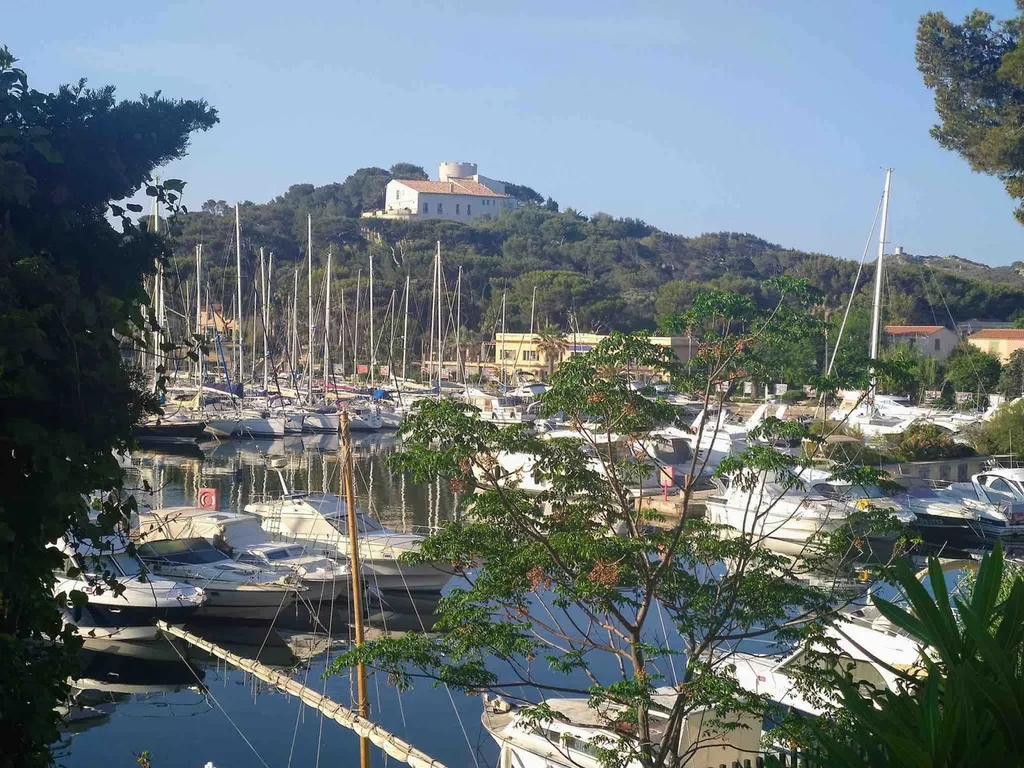 Comment me rendre sur l’île des Embiez avec un bus ou un minibus avec chauffeur privé ?