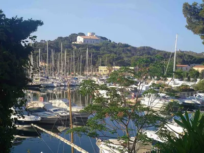 Comment me rendre sur l’île des Embiez avec un bus ou un minibus avec chauffeur privé ?