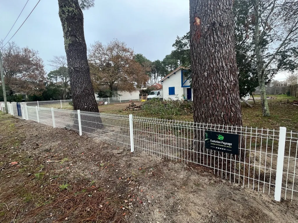Clôture grillage rigide blanc avec portillon par jardinier paysagiste à Biscarrosse dans les Landes.