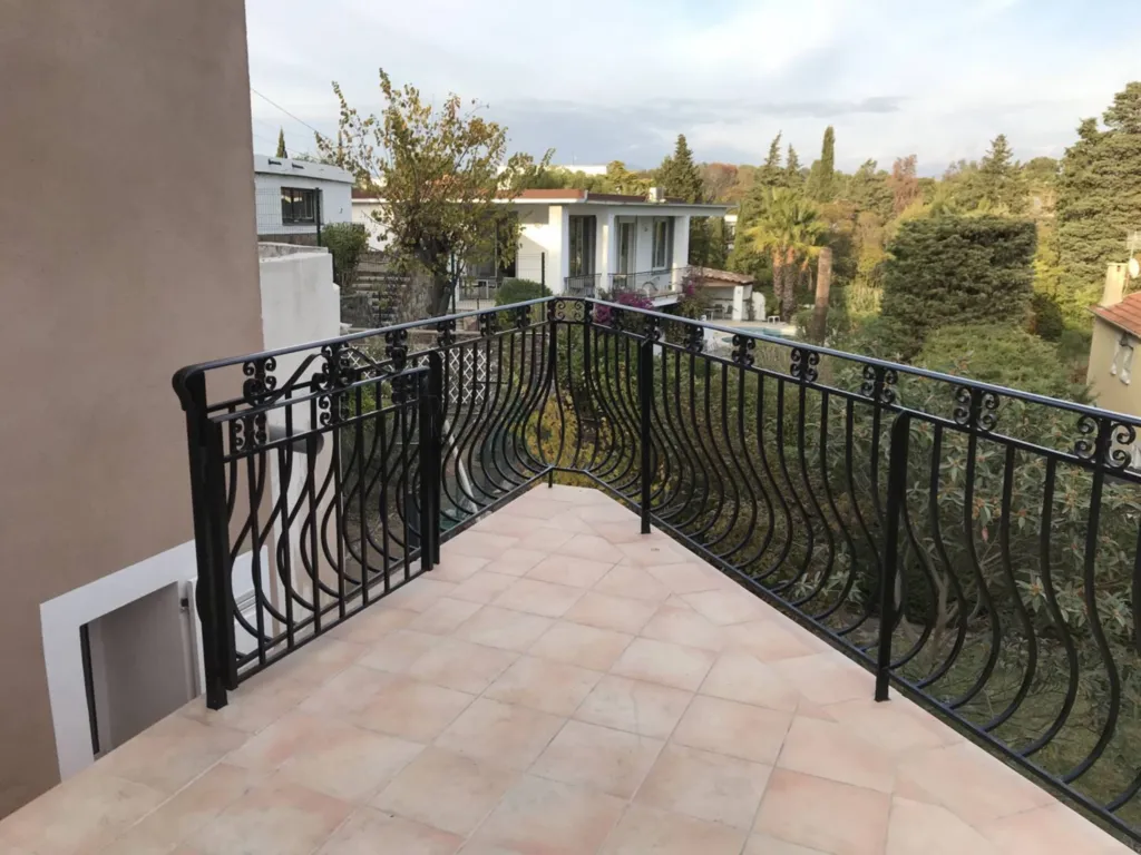 Entreprise pour rénover votre peinture sur garde corps et balcon en fer forgé à Sainte Maxime Var 83