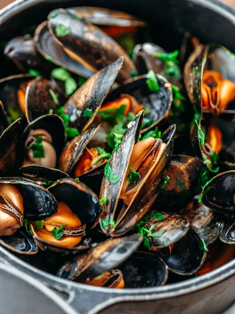 Restaurant expert en moules fraîches à Jouy-aux-Arches près de Metz avec un savoir-faire centenaire sur la cuisson en cocotte en Moselle