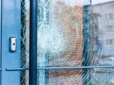 Poser un film anti-effraction sur les vitres de sa boutique en centre-ville de Toulon 83000