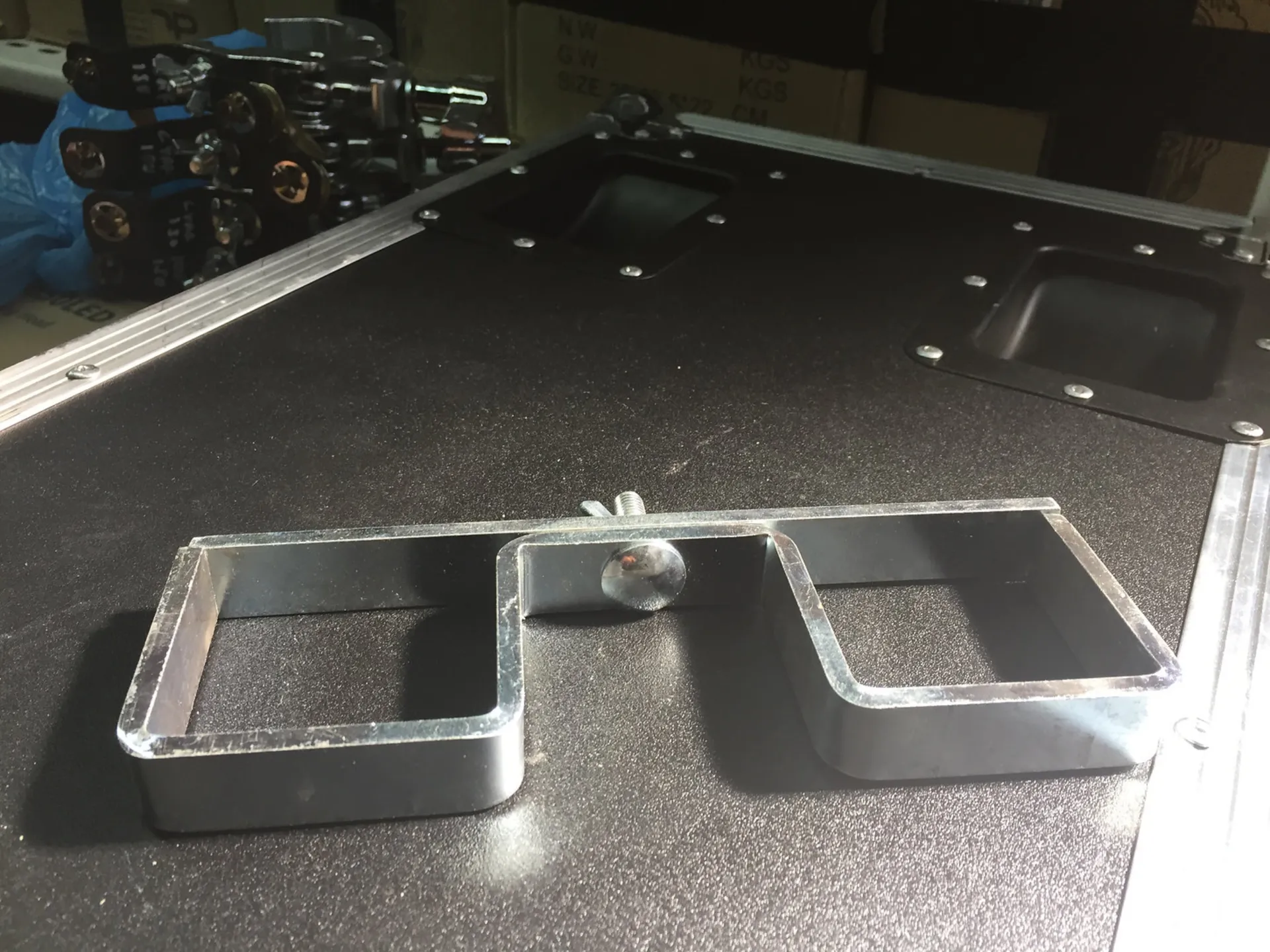 FIXATION / SECURITE POUR 2 PIEDS PODIUMS