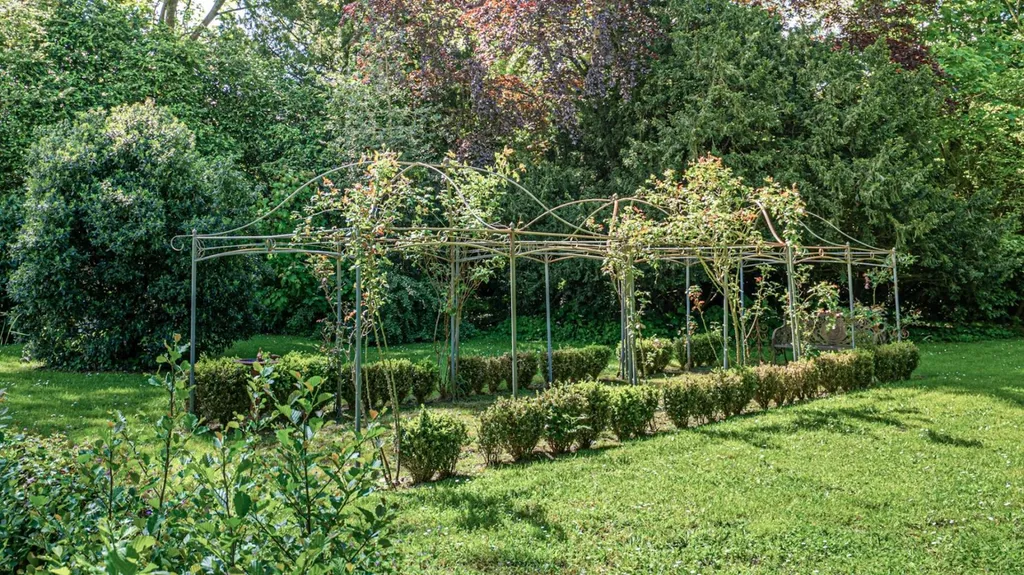 château avec un magnifique parc arboré à vendre en sarthe proche du mans