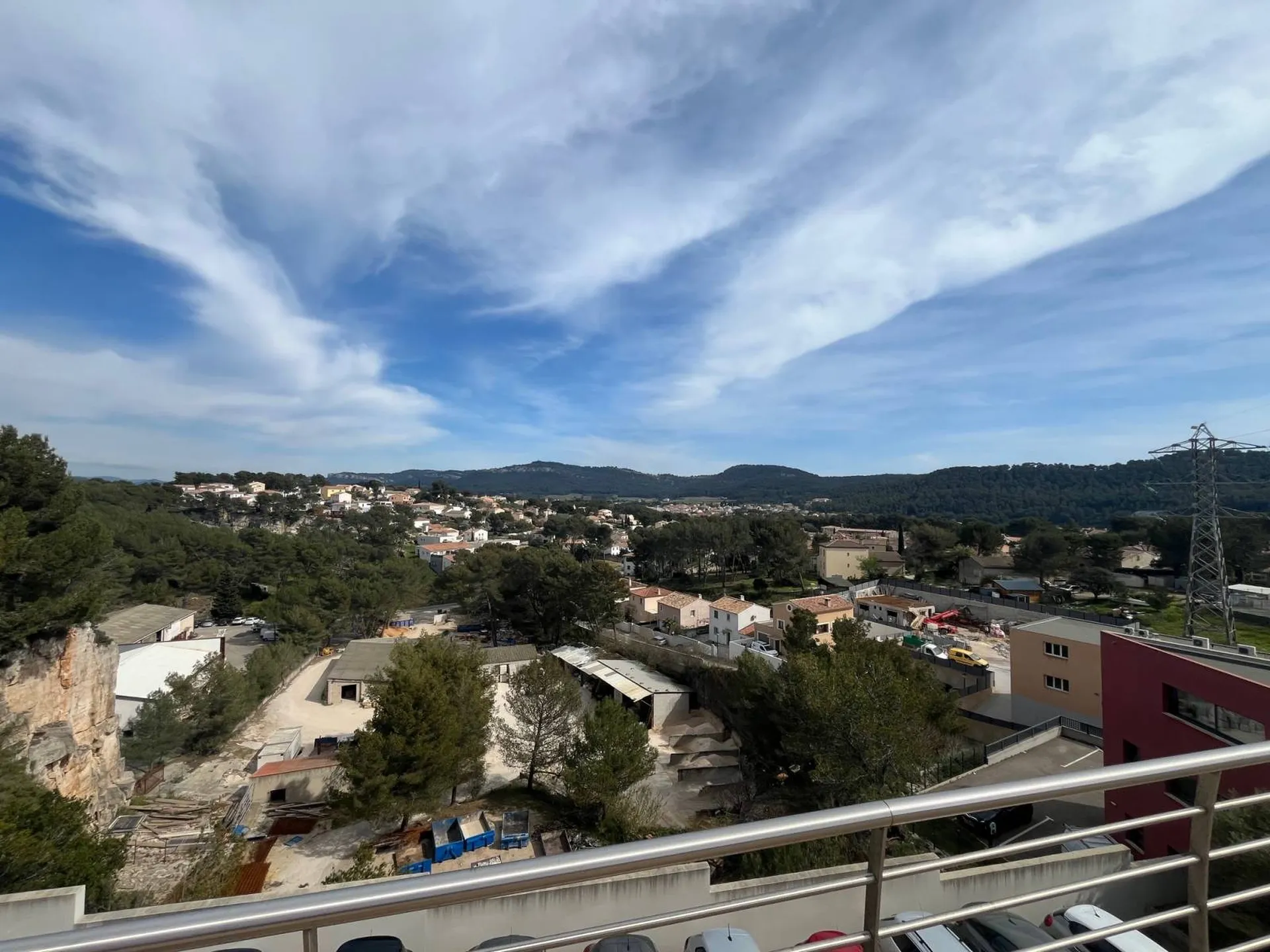 Bureaux à vendre Roquefort la Bédoule  1 000m² sur deux bâtiments
