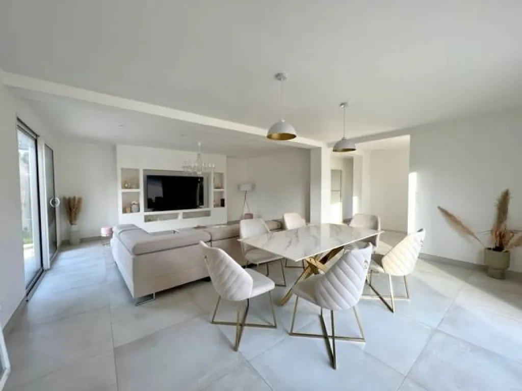 A saisir maison neuve de 170 m² habitables édifiée sur 680 m² de terrain sur la commune des DAMPS 27340