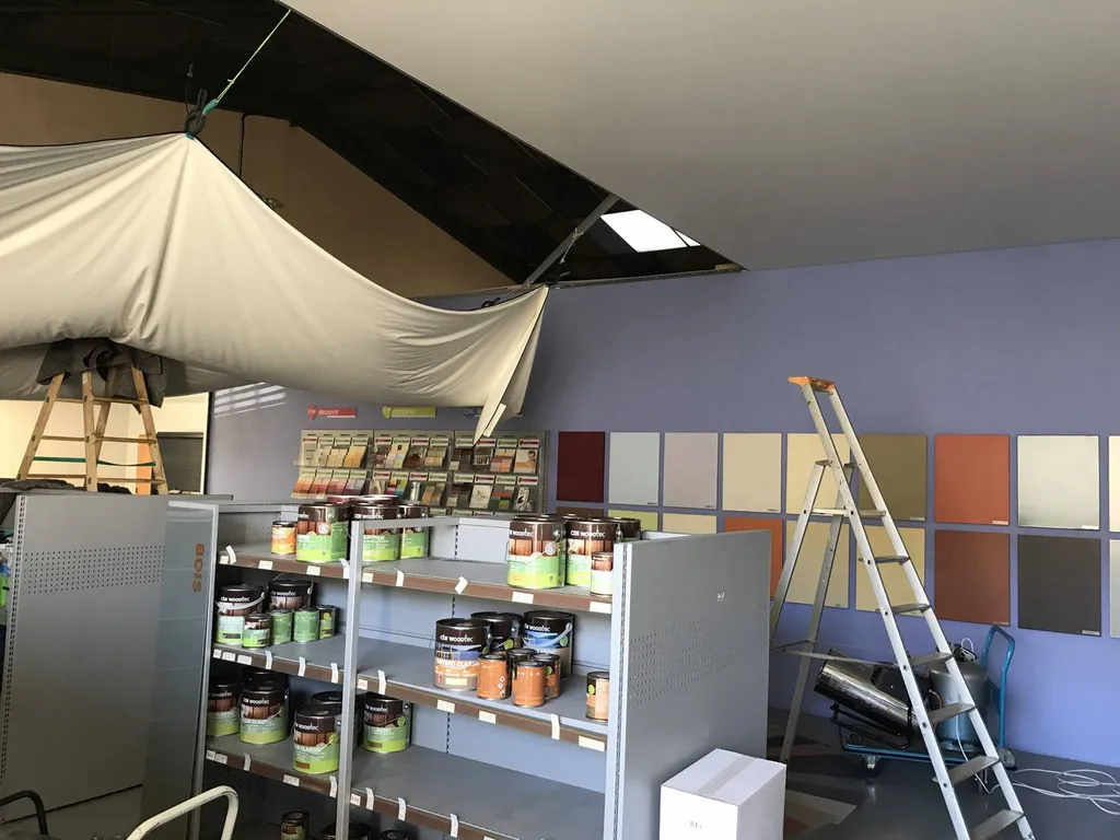 Abaissement plafond commerce avec faux-plafond tendu BARRISOL by Plafonds Tendus Occitans Carcassonne
