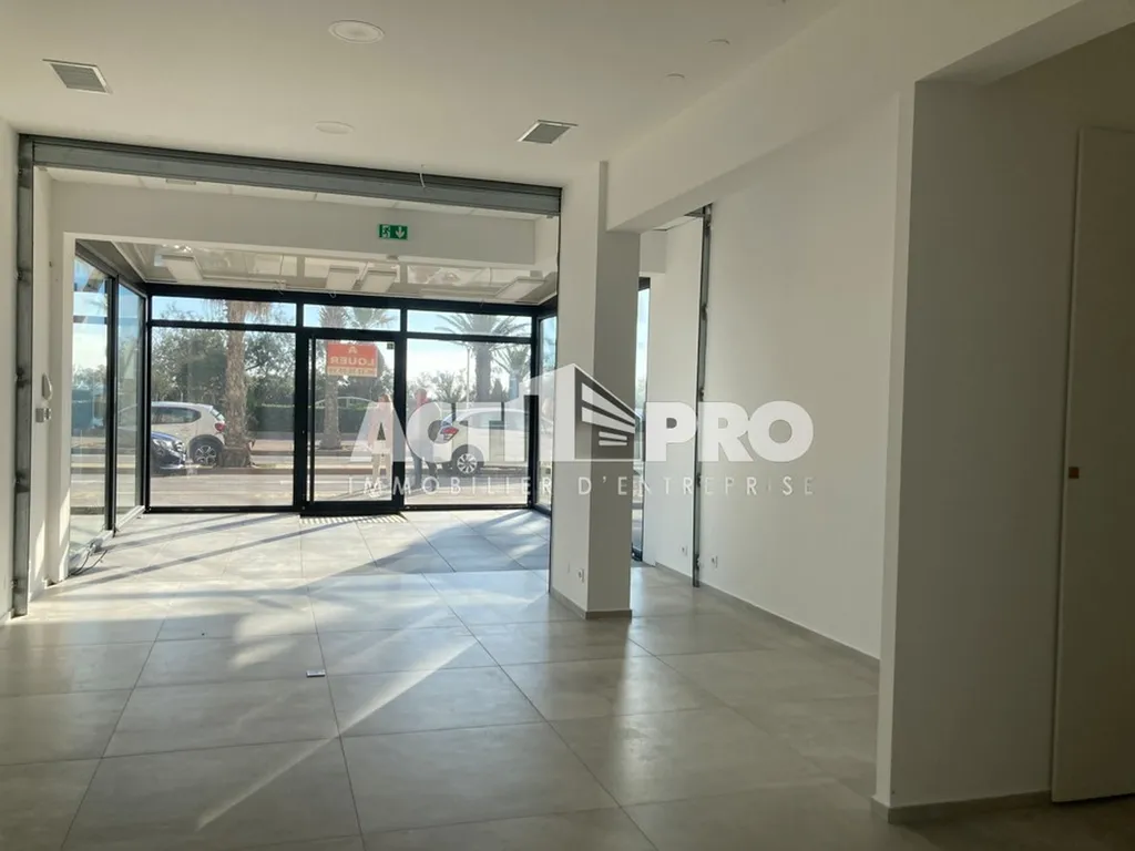 Local commercial à louer d'environ 60 m² rénové en front de mer avec vitrine à Canet-en-Roussillon dans les Pyrénées-Orientales.