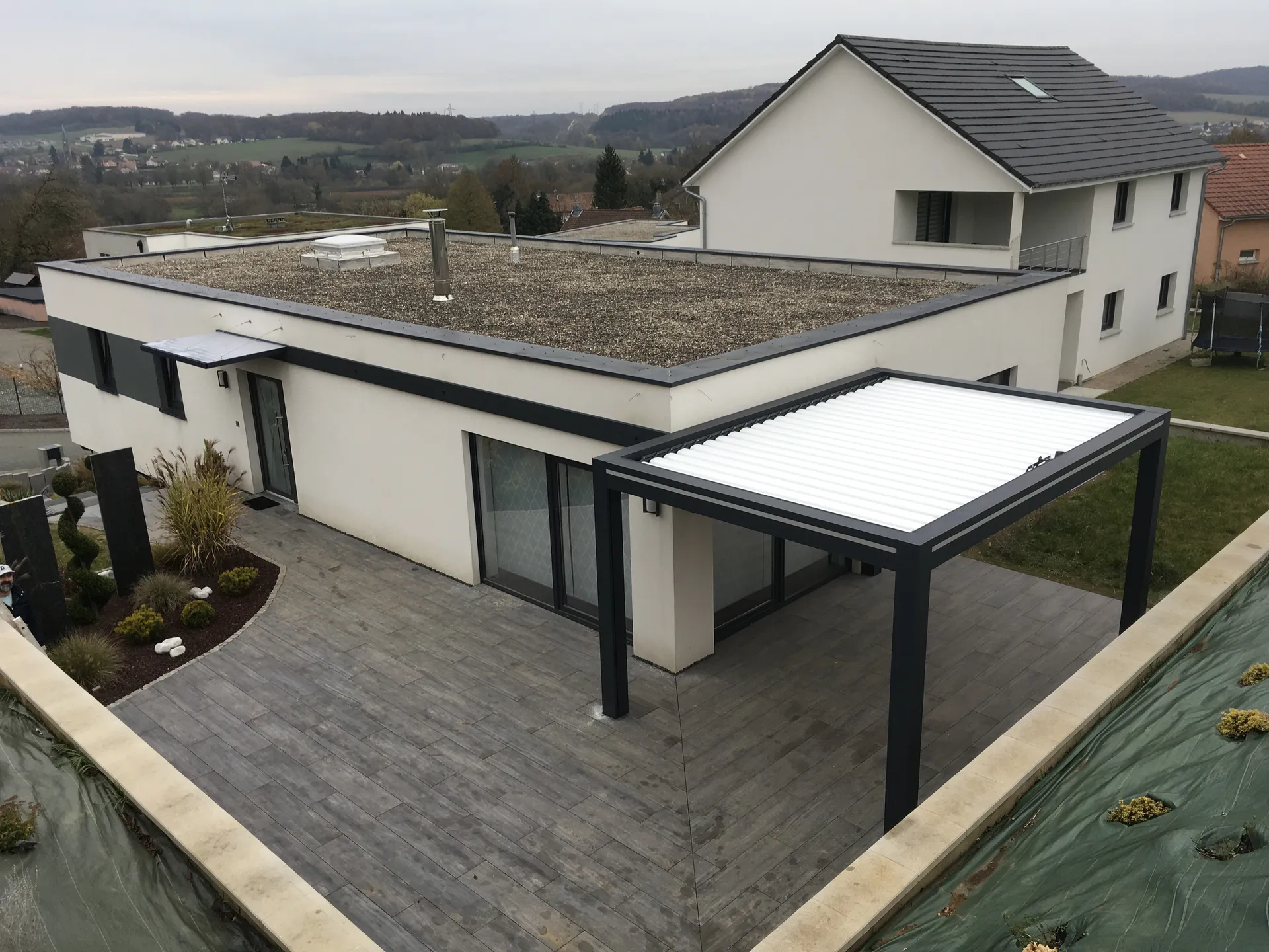 Pergola bioclimatique colris 7016 lames orientable avec store 5x3500