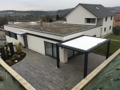 Pergola bioclimatique colris 7016 lames orientable avec store 5x3500