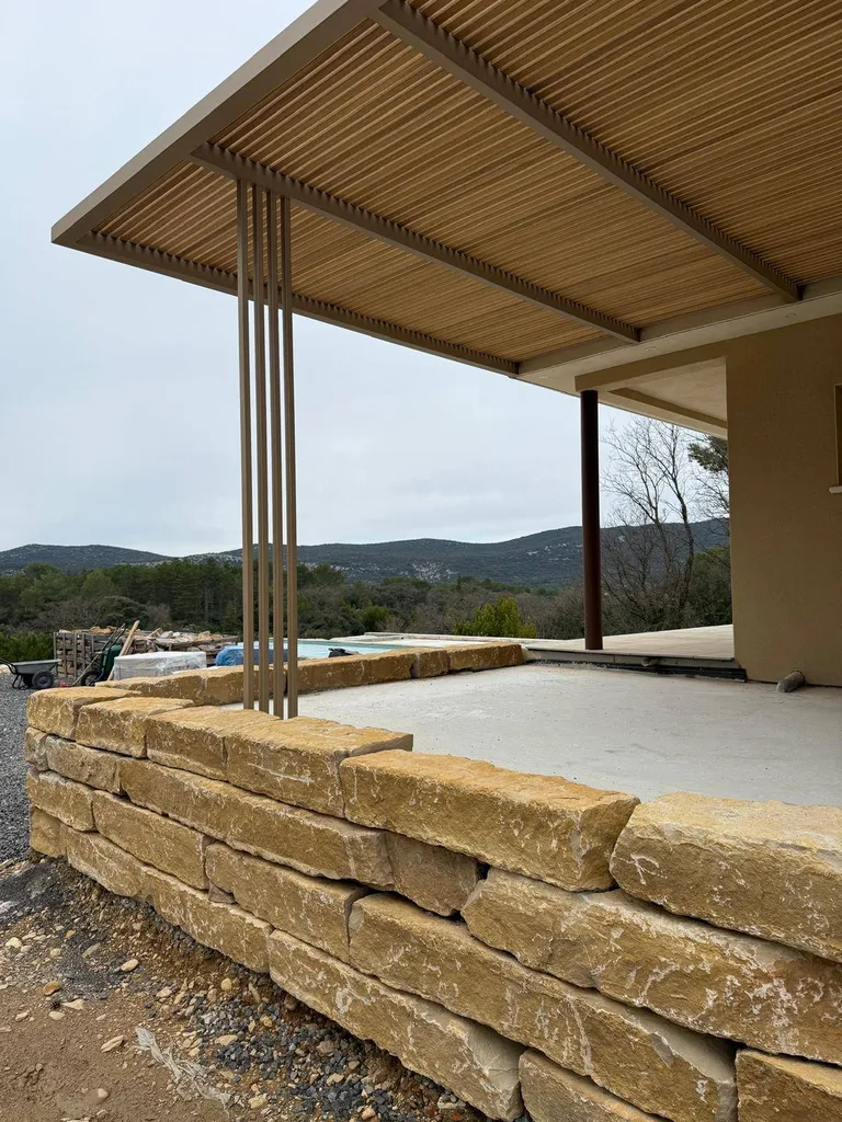 Installation de la pergola en acier et bois exotique à Saint Cannat
