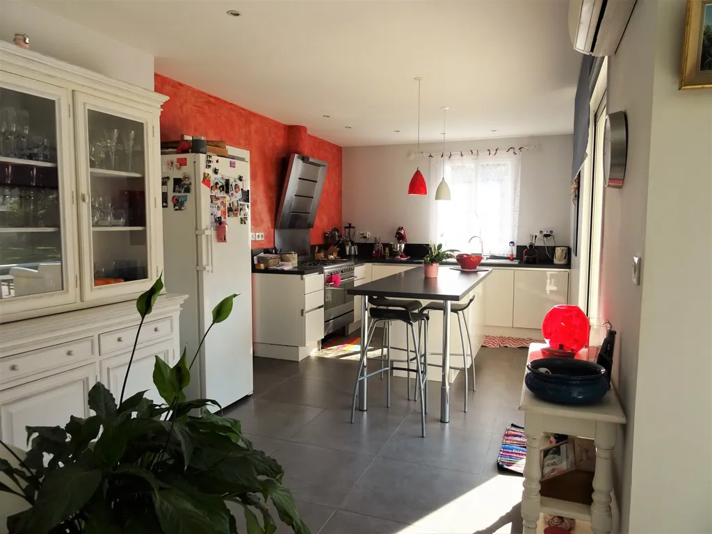 VILLENEUVE-LES-AVIGNON, maison contemporaine avec piscine et annexes dans quartier recherché   