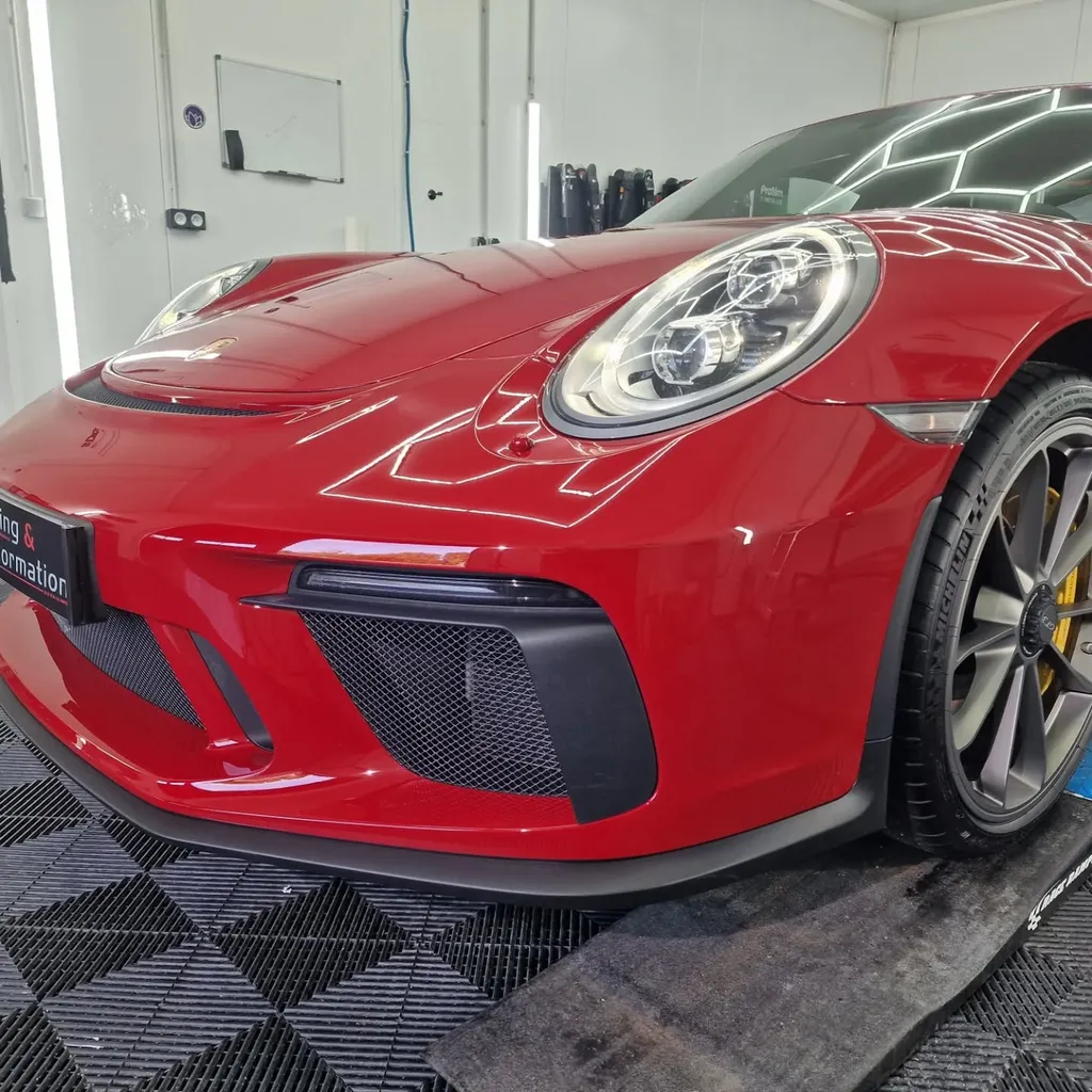 Pose professionnelle de film PPF HydroProTech avec remplacement ciblé et protection avant complète sur Porsche près de Caen