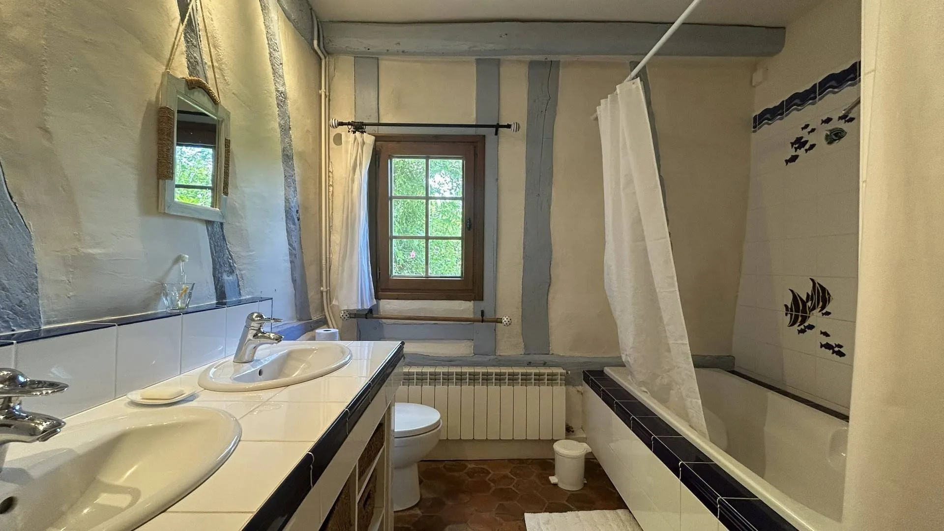 Vends extérieur verdoyant et paisible – Grand jardin arboré, cadre idéal pour les amateurs de nature et de tranquillité.