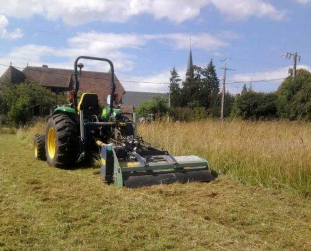 Fauchage et broyage d'herbe à Beuzeville dans l'Eure